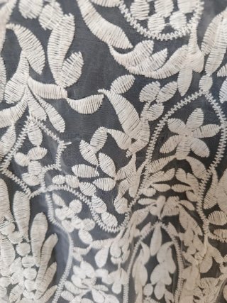 Vestido fiesta encaje blanco y gris