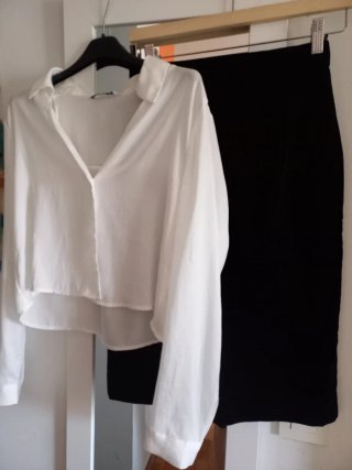 Conjunto camisa blanca y pantalón negro o falda