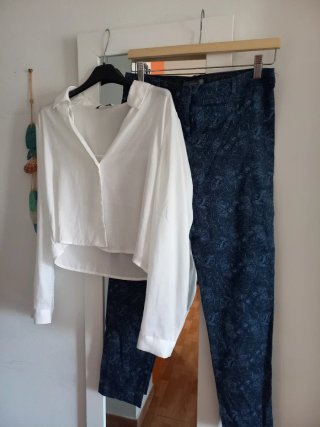 Conjunto camisa blanca y pantalón negro o falda