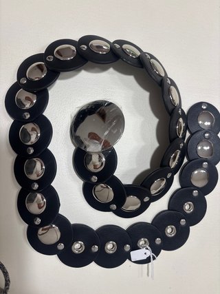 Cinturón negro con detalles plateados