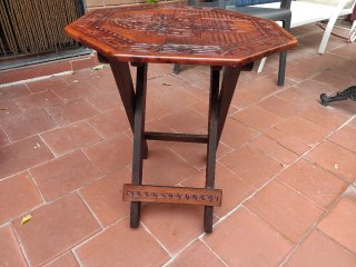 Mesa Octogonal Cuero Grabado Perú