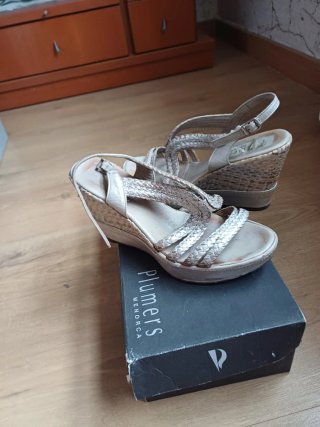 Sandalias plateadas de cuña