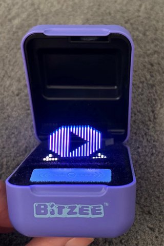 Tamagotchi Bandai Morado Pixelado