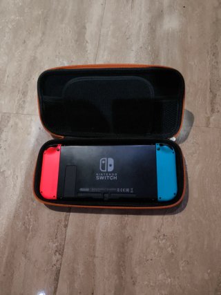 Nintendo Switch + funda + cargador