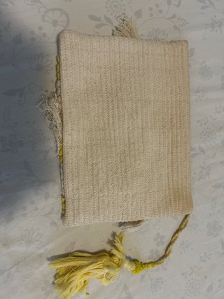 Bolso de mano tejido amarillo y beige