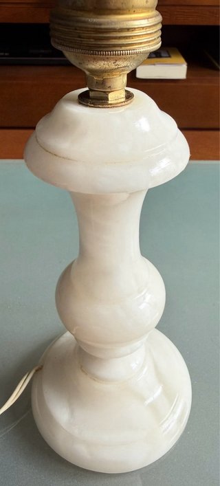 Lámpara de mesa antigua de piedra