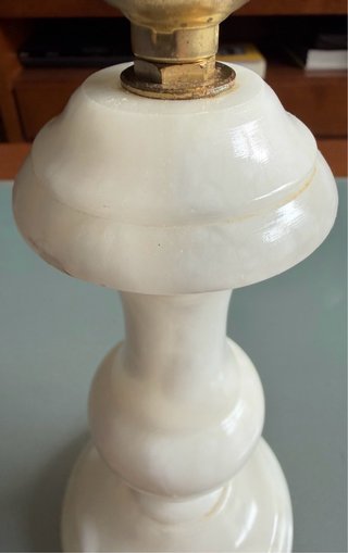 Lámpara de mesa antigua de piedra