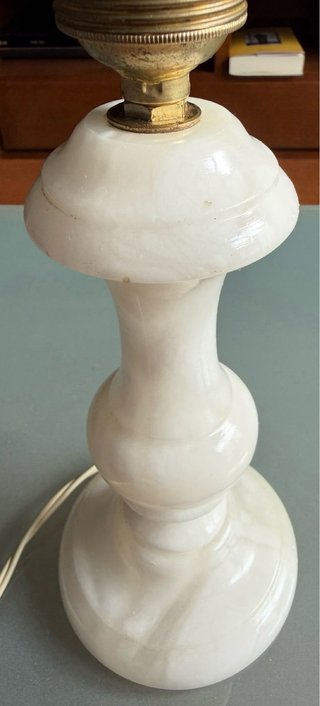 Lámpara de mesa antigua de piedra