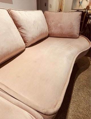 Sofá curvo rosa pastel de terciopelo
