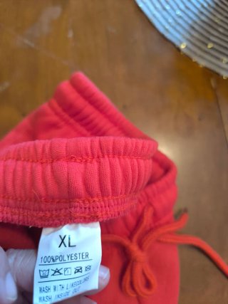 Pantalón deportivo rojo sin marca