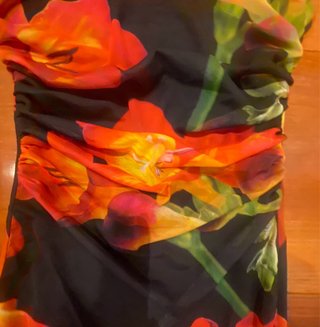 Vestido palabra de honor floral negro y rojo