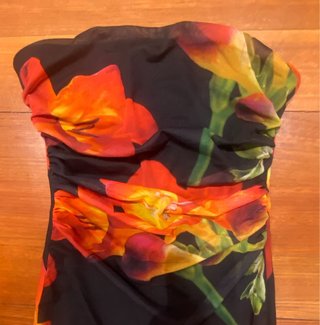 Vestido palabra de honor floral negro y rojo
