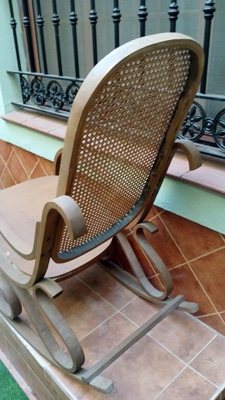 Mecedora de madera y ratán