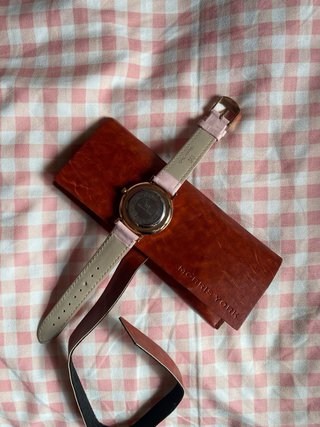 Reloj Morris York Correa Rosa y Detalles Dorados