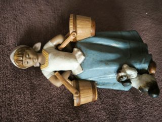 Figura Lladro Niña con Pozales y Perro a sus pies.