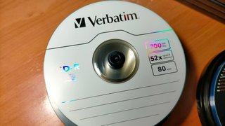 Lote de DVDs y CDs grabables con fundas y estuches