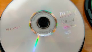 Lote de DVDs y CDs grabables con fundas y estuches