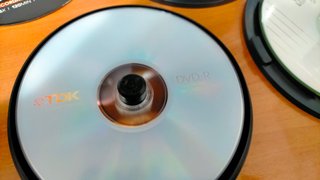 Lote de DVDs y CDs grabables con fundas y estuches
