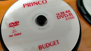 Lote de DVDs y CDs grabables con fundas y estuches