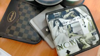 Lote de DVDs y CDs grabables con fundas y estuches