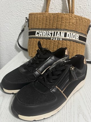 Zapatillas Negras y Doradas Nuevas