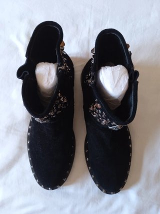 Botines Alma en Pena Serraje Tachas Hebillas