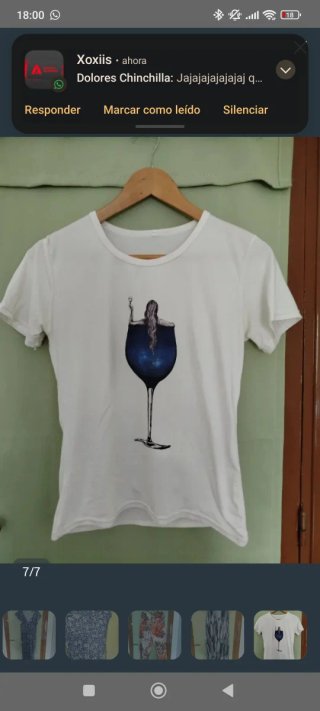Camiseta blanca con estampado de mujer en copa