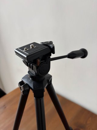 Trípode negro para cámara