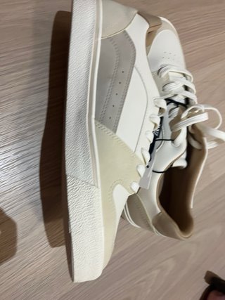 Zapatillas Zara blancas y beige
