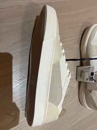 Zapatillas Zara blancas y beige