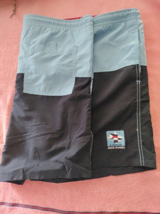 Bañador corto azul y negro