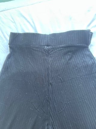 Pantalón negro acampanado con cinturón