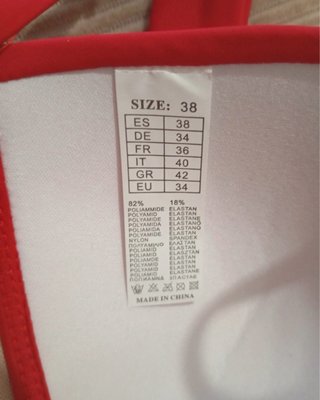 Bikini Rojo con Detalles Dorados Talla 38