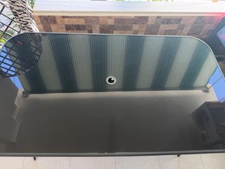 Tavolo da terrazza in vetro e metallo