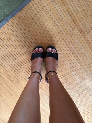 Sandalias Zara cuña negras tachuelas doradas
