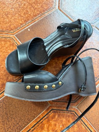 Sandalias Zara cuña negras tachuelas doradas