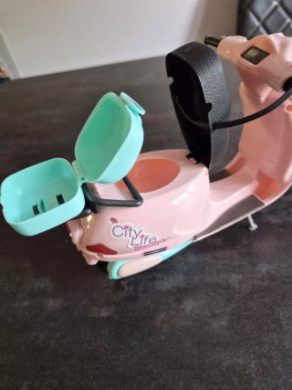 City Life Barbie Scooter Rosa