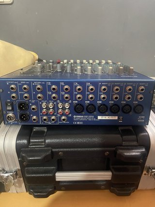 Consola Yamaha MG-12/4 FX