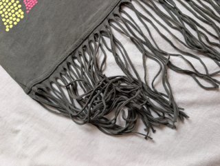 Camiseta sin mangas de colores con flecos