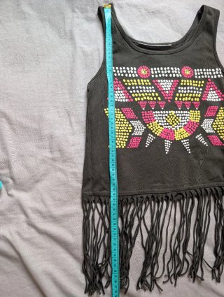 Camiseta sin mangas de colores con flecos