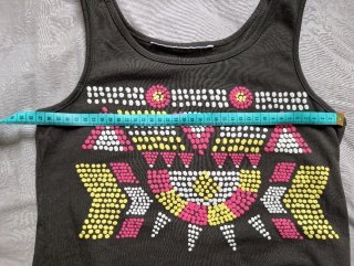 Camiseta sin mangas de colores con flecos