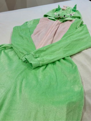 Pijama de dragón verde y rosa