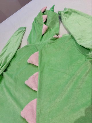 Pijama de dragón verde y rosa