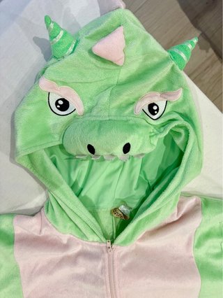 Pijama de dragón verde y rosa