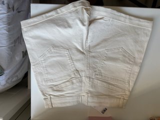 Pantalón corto beige con detalles dorados