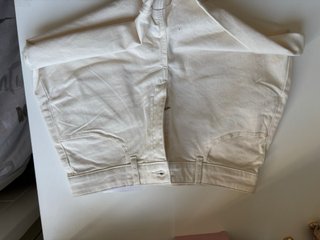 Pantalón corto beige con detalles dorados
