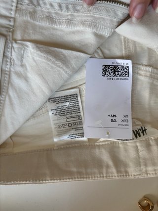 Pantalón corto beige con detalles dorados