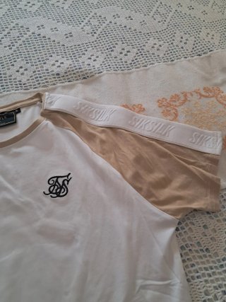 Camiseta SikSilk Blanca y Beige, Original
