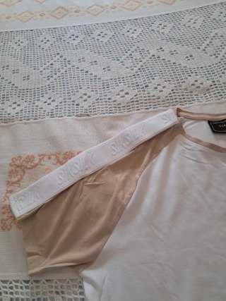 Camiseta SikSilk Blanca y Beige, Original