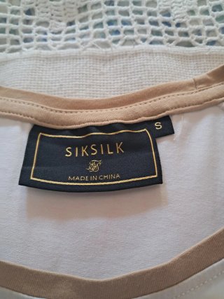 Camiseta SikSilk Blanca y Beige, Original